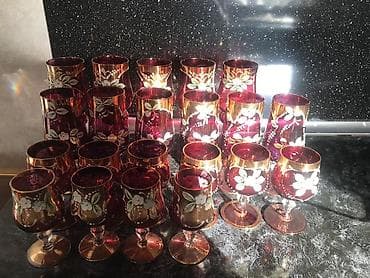 serviz: Qırmızı-bənövşəyi tonlarda, qızılı haşiyəli dekorativ şüşə qədəh və — 3