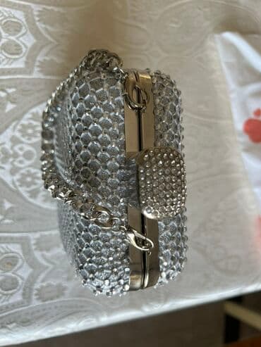 qaşlı çanta: Təzə kimidir, cəmi 1 dəfə toya götürülüb. Zərif gümüşü rəngdə — 2