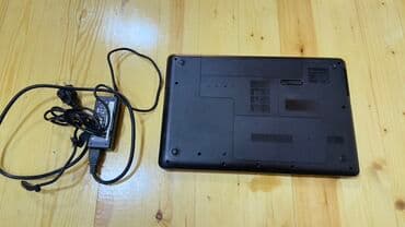 зарядное для ноутбука: HP brendinə məxsus noutbuk. Gümüşü rəngli üst qapağa və qara alt — 3