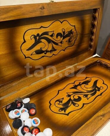 Əl işi olan bu taxta nərd dəsti həm oyun, həm də dekorativ element