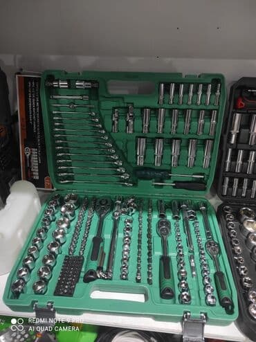 açar desdi: Bu dəst müxtəlif növ alətləri, o cümlədən müxtəlif ölçülü başlıqları — 1