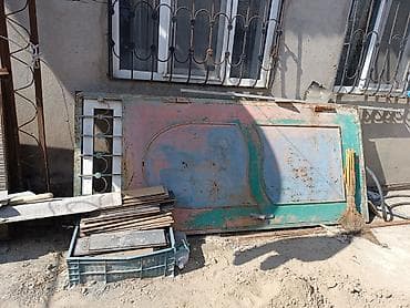 şeyf qapi: 2.40x1 m ölçüdə. Köhnə qalın dəmir qapıdır. Qalın şvellerdir. İşlək — 1