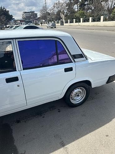 Model: Lada Riva (VAZ 2107 seriyası) Kuzov: sedan, ağ rəng Ön və arxa