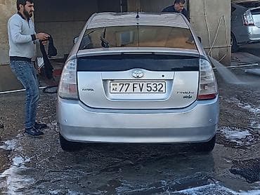 kredit avto aksesuar: Toyota Prius Hybrid – gümüşü rəng, 5 qapılı hetçbek. İqtisadi hibrid — 5