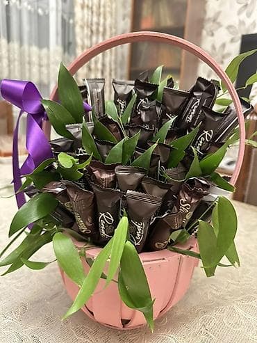 Ev saatları: Şokolad kompozisiyalı səbət - Zərif çəhrayı səbətdə hazırlanmış — 2