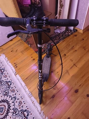 Dəbilqələr: Şəhər nəqliyyatı üçün yığcam və praktik kick skuter. Xüsusiyyətlər: - — 2