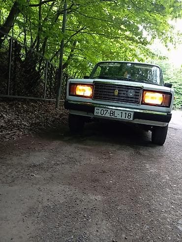 Lada 2107, ağ rəngli sedan. Xarici: - Klassik 2107 dizaynı, xrom ön
