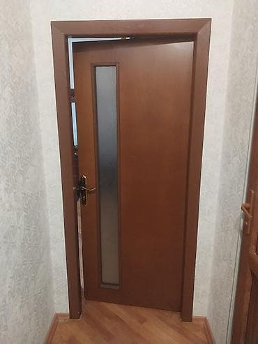 Daxili otaq qapısı – taxta teksturalı, qəhvəyi rəngdə. Qapı yarpağının