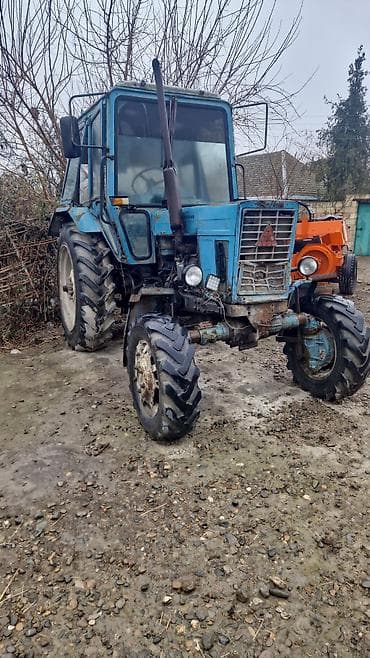 traxtr: Mavi kabinli təkərli traktor Xüsusiyyətlər: - Kabinli, geniş ön və — 4