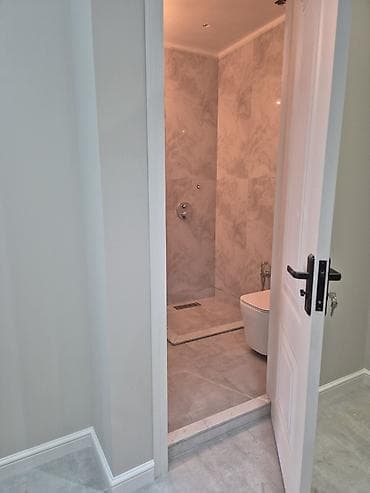 Dayələr: - Daxili dizayn: açıq-boz və ağ tonlarda müasir üslub, hamar divar — 6