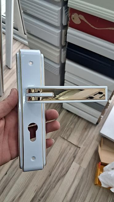 paneli: Ağ rəngli taxta interyer qapısı – klassik üslubda dekorativ relyef və — 4