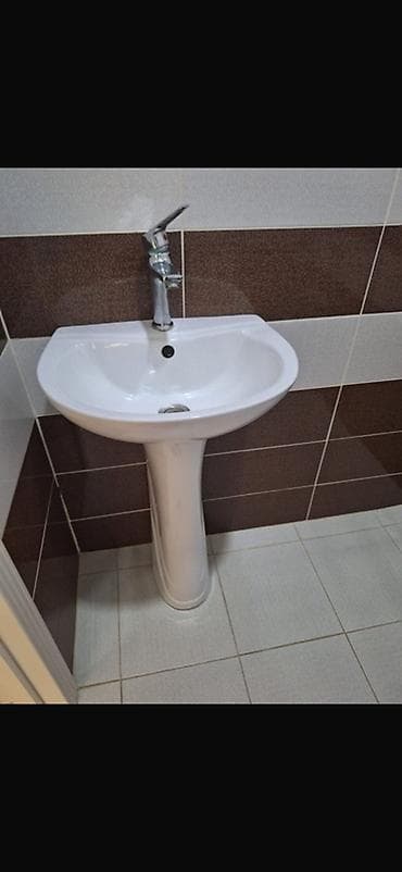 divar içi unitaz: Ayaqüstü vannao­taq əlüzüyü (pedestal lavabosu) - Klassik ağ keramika — 1