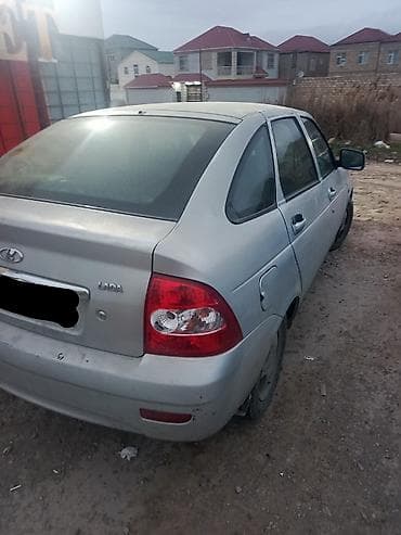 ford transit muherrik: Lada Priora sedan, gümüşü rəng. - Kuzov: 4 qapı, tam ölçülü baqaj — 4