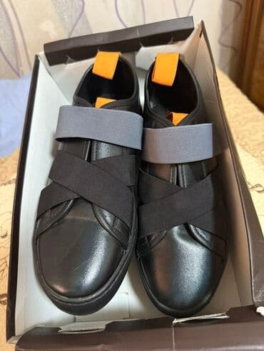 Qara rəngli uniseks krossovkalar qadın üçündür. 1 dəfə geyibilib 39