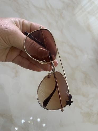 usag maneji: Aviator üslubunda gün eynəyi - Çərçivə: yüngül metal, qızılı rəngdə; — 3