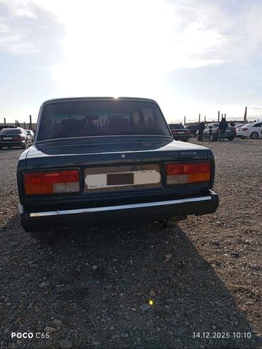 ваза напольная стеклянная высокая без узора: LADA 2107 sedan - Kuzov: 4 qapılı sedan, tünd yaşıl rəng - Mühərrik — 5