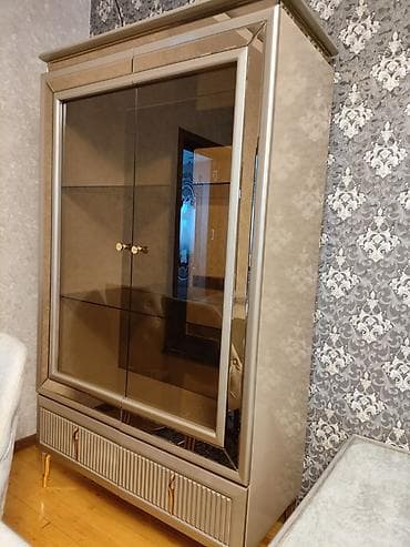 Şüşəli dolab vitrini, Ünvandan götürmə