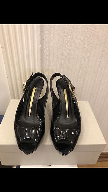 versace qizil sepler: Qadın ayaqqabısı – qara lak dəridən açıq burunlu, arxası açıq — 1