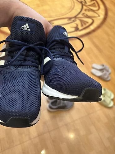 Мужская одежда: Satilir original adidas firmasinin krossovkalari 4-5 defe geyinilib — 2