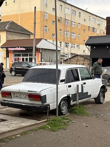VAZ 2107 sedan – ağ rəng, 4 qapı, arxa ötürücülü klassik kuzov — 3