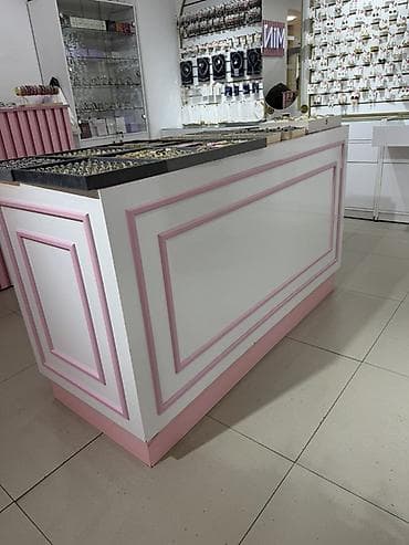 podium boutique: Mağaza üçün vitrin adası – iki hissəli, şüşə vitrin üstlü, saxlama — 3