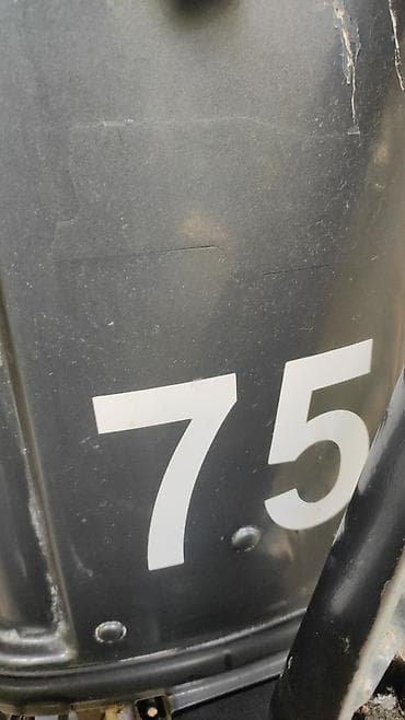 Suzuki 75 at gücündə asma kater mühərriki - Güc: 75 hp (üzərində “75”