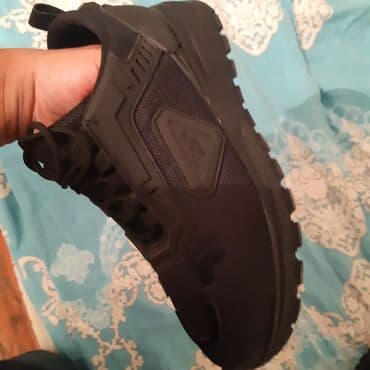 qaqa stili: Prada kişi krossovkası – tam qara rəngdə, iri protektorlu qalın rezin — 4