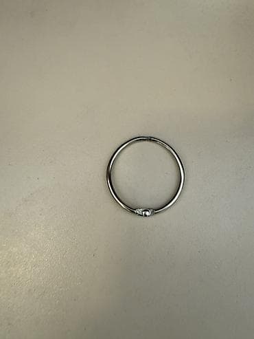 idman geyim: Paslanmayan poladdan dairəvi halqa bağlayıcı (snap ring/keyring stili) — 1