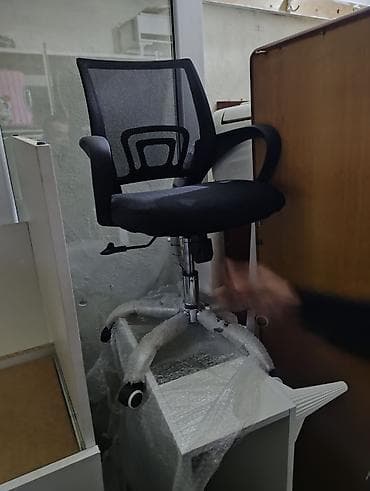 ofis kreslo: Qara rəngdə, təkərli, fırlanan ofis kresloları. Dəstə daxildir, ofis — 3