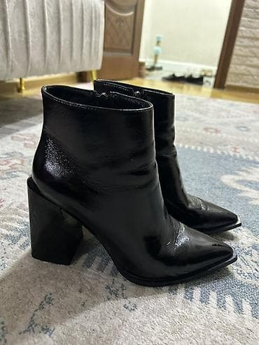 lak botinkalar: Qadınlar üçün qara lak dəridən qısa çəkmə (ankle boots) - Material — 1