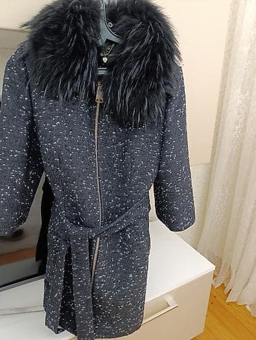 Qadın palto – tünd göy rəngdə, xırda ağ nöqtəli naxışla. - Model