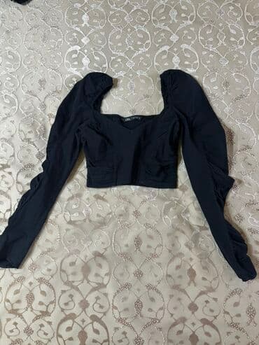 varatnikli koynekler: Qara rəngli, uzun qollu, Zara markalı top. Topun sinə hissəsində — 1