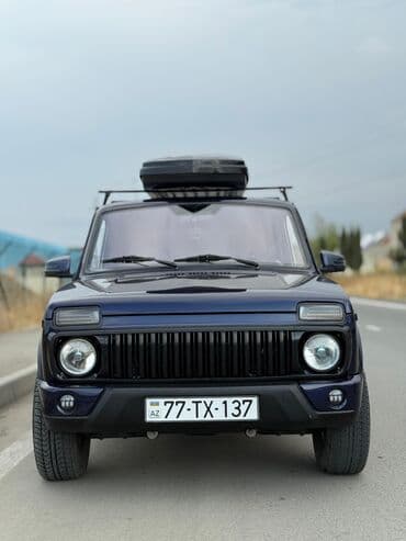 Lada Niva (3 qapılı, tünd mavi rəng) – off-road və şəhər üçün praktik