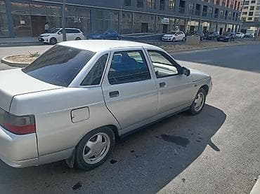 Lada 2110 sedan – gümüşü rəng, 4 qapı, ön ötürücülü. Əsas