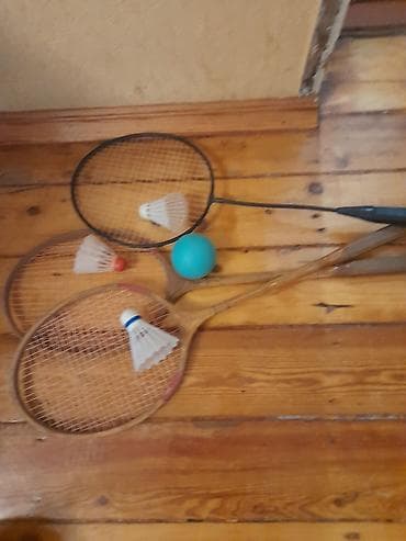 badminton: Badminton dəsti Tərkib: - 3 ədəd raketka: 2 ədəd taxta çərçivəli, 1 — 2