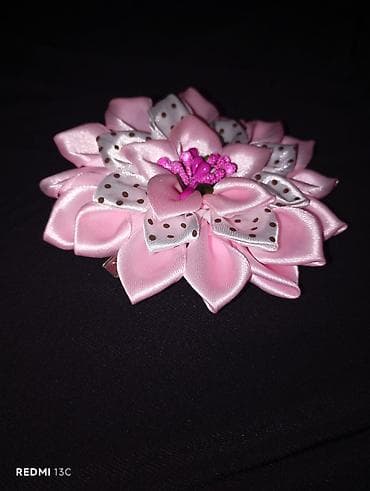 Zərif saç aksesuarı – lentdən hazırlanmış çiçək broş-klips - Rəng