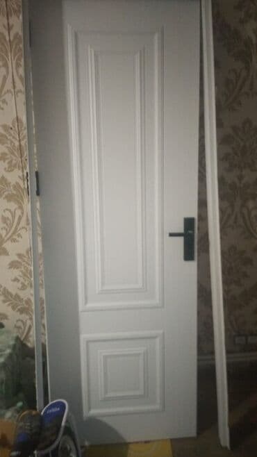 metbex qapilari: Ağ rəngli interyer qapısı dəsti - Klassik relyef panelli dizayn — 3