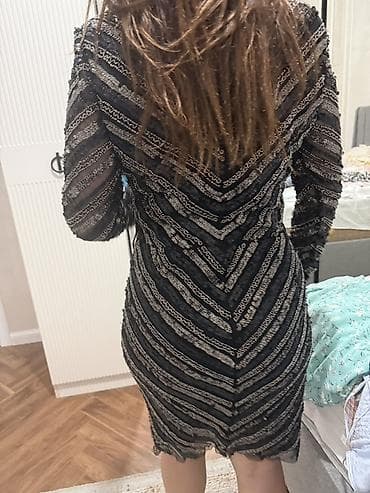 şifon don modelleri: Qara gümüşü payetli gecə geyimi - Model: Dizdən yuxarı, bədənə — 2