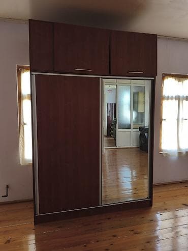 islenmis yataq: İşlənmiş, 3 qapılı, Güzgülü, Qəhvəyi, Taxta, Kupe, Düz dolab — 1