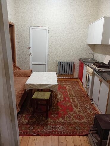 sarayda kiraye: Komsomolski dairəsinnən 1km məsafədə yerləşir.Həyət evidir.Bütün — 4