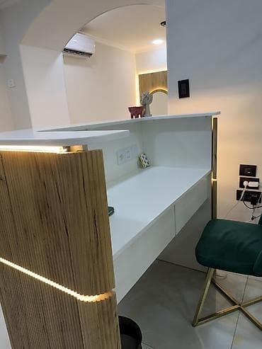 quba mas: Resepsiyon stolu – LED işıqlı, ağ üst səthli və ağ daxili iş — 2
