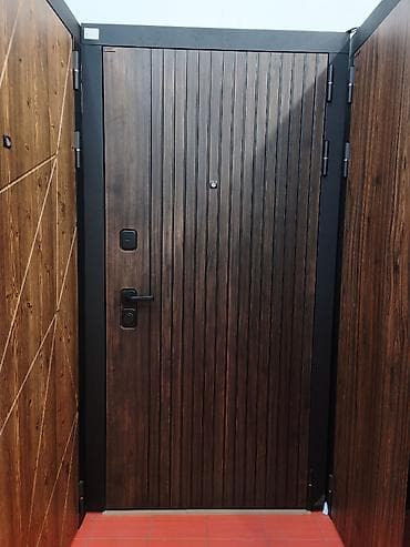 Metal karkaslı giriş qapısı – taxta teksturalı dekor panel -