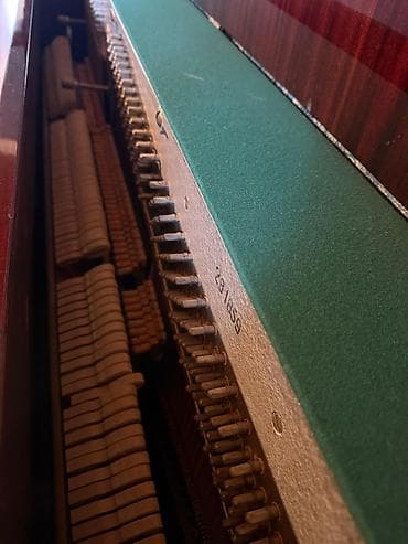 Upright pianonun daxili mexanizmi – çəkiclər, dillər, sapaq və pin — 3