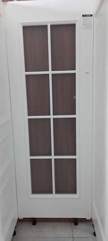 beton panel: Ağ rəngli interyer qapısı – şüşəli dizayn - Klassik üslubda, ağ — 1