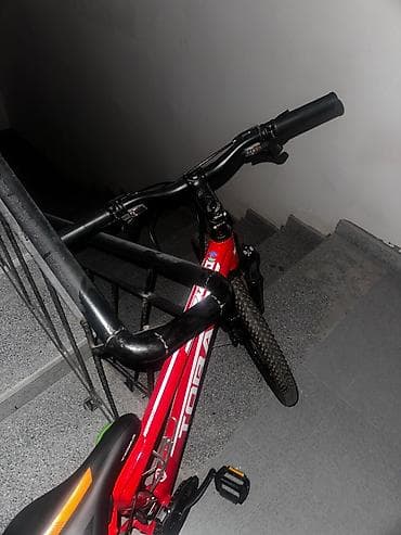 versabet: Toba dağ velosipedi – parlaq qırmızı rəngdə, yüngül və möhkəm — 2