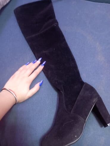 Zaslonkalar: Qadın dizə qədər uzun, qara rəngli süet çəkmə. - Material: yumşaq — 1