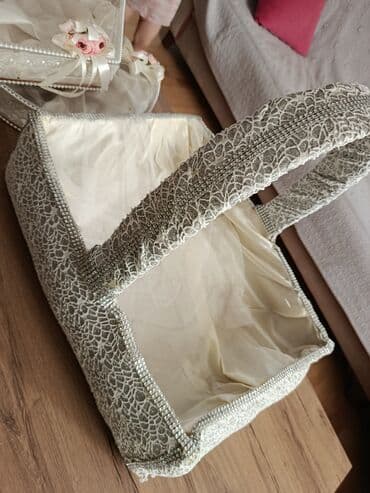 Chery: Fərqli formalarda və rənglərdə hazırlanmış bəzəkli zənbillər. Bu — 7