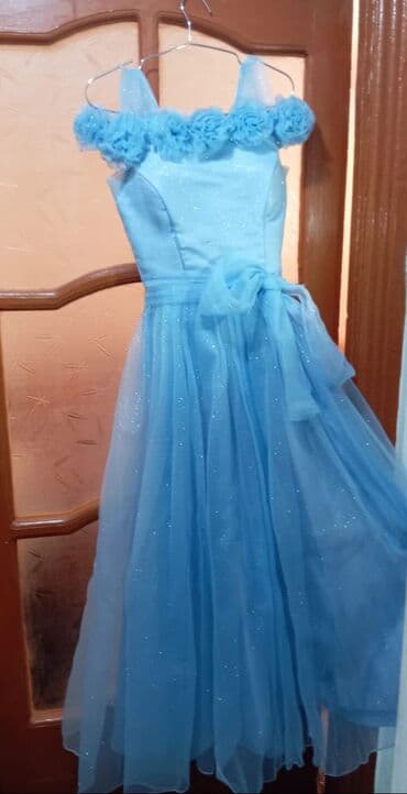 Mavi rəngli, parıltılı tüllə işlənmiş qız uşağı üçün ziyafət/podium