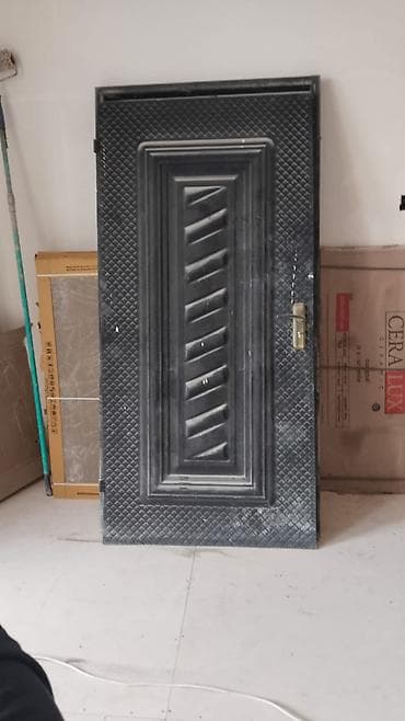 Metal giriş qapısı - Material: polad/metal konstruksiya - Rəng: tünd