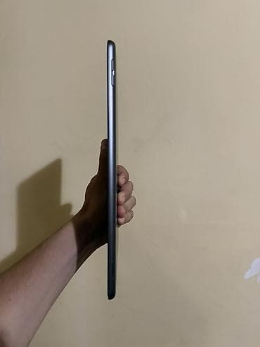 Apple iPad: Apple iPad (Space Gray) planşet Xüsusiyyətlər: - 9.7" Retina ekran - — 4